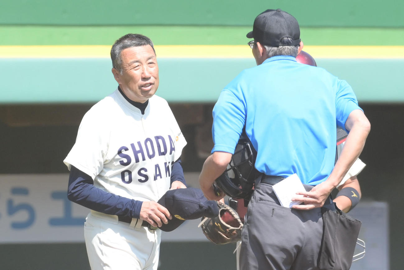 大商大対龍谷大　主審に選手交代を告げる大商大の高瀬監督代行（撮影・滝沢美穂子）