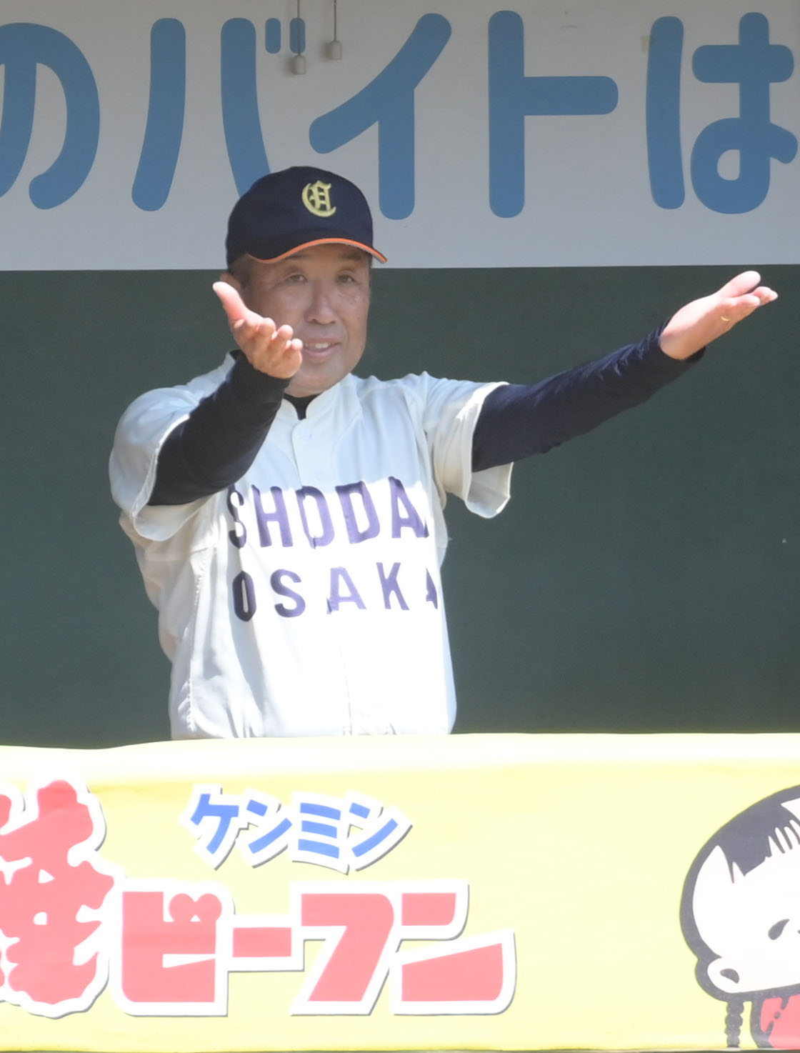 大商大対龍谷大　ベンチでサインを出す大商大の高瀬監督代行（撮影・滝沢美穂子）