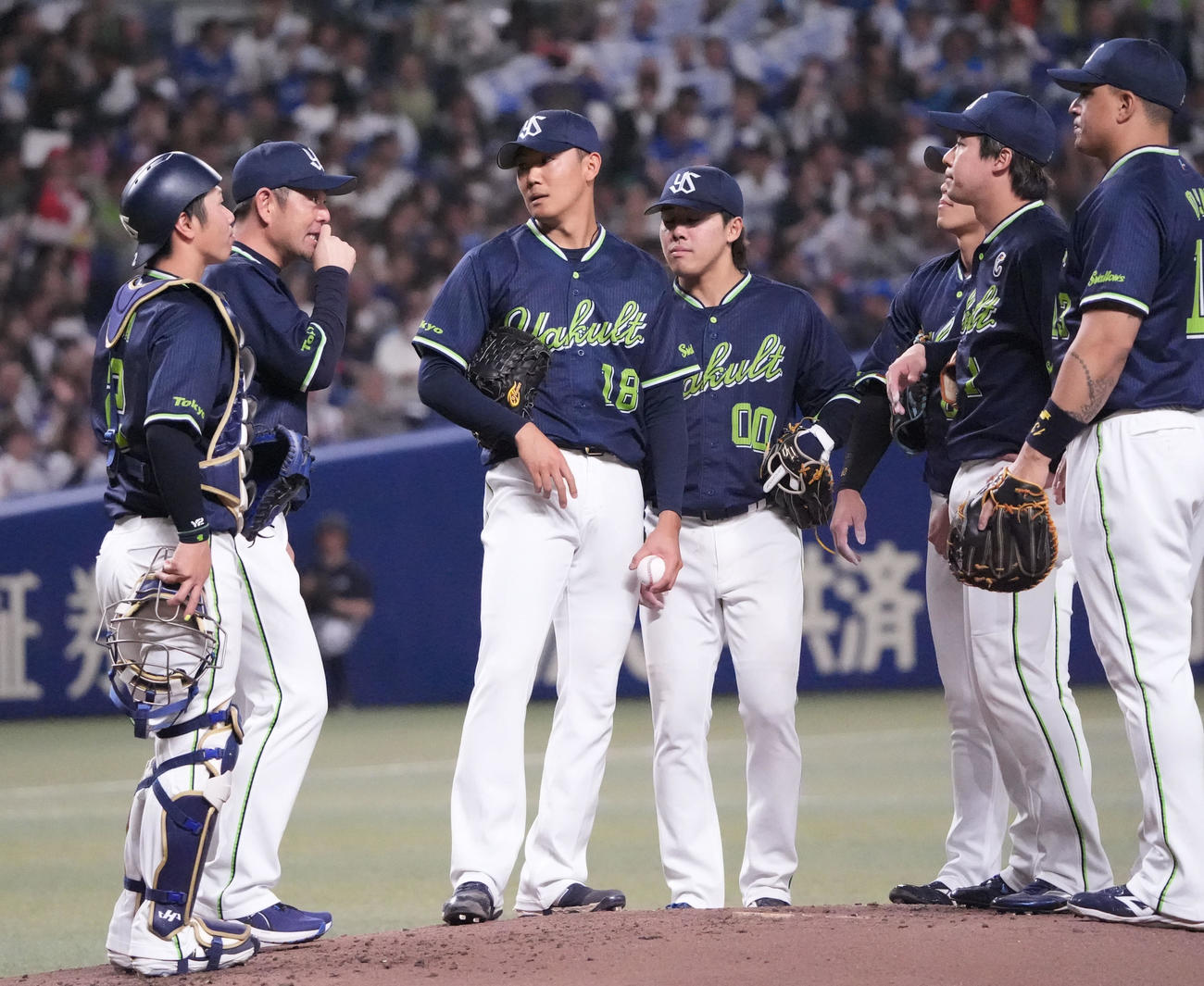 中日対ヤクルト　2回裏中日無死一、三塁、マウンド上の奥川（左から3人目）のもとに集まるヤクルトナイン（撮影・森本幸一）