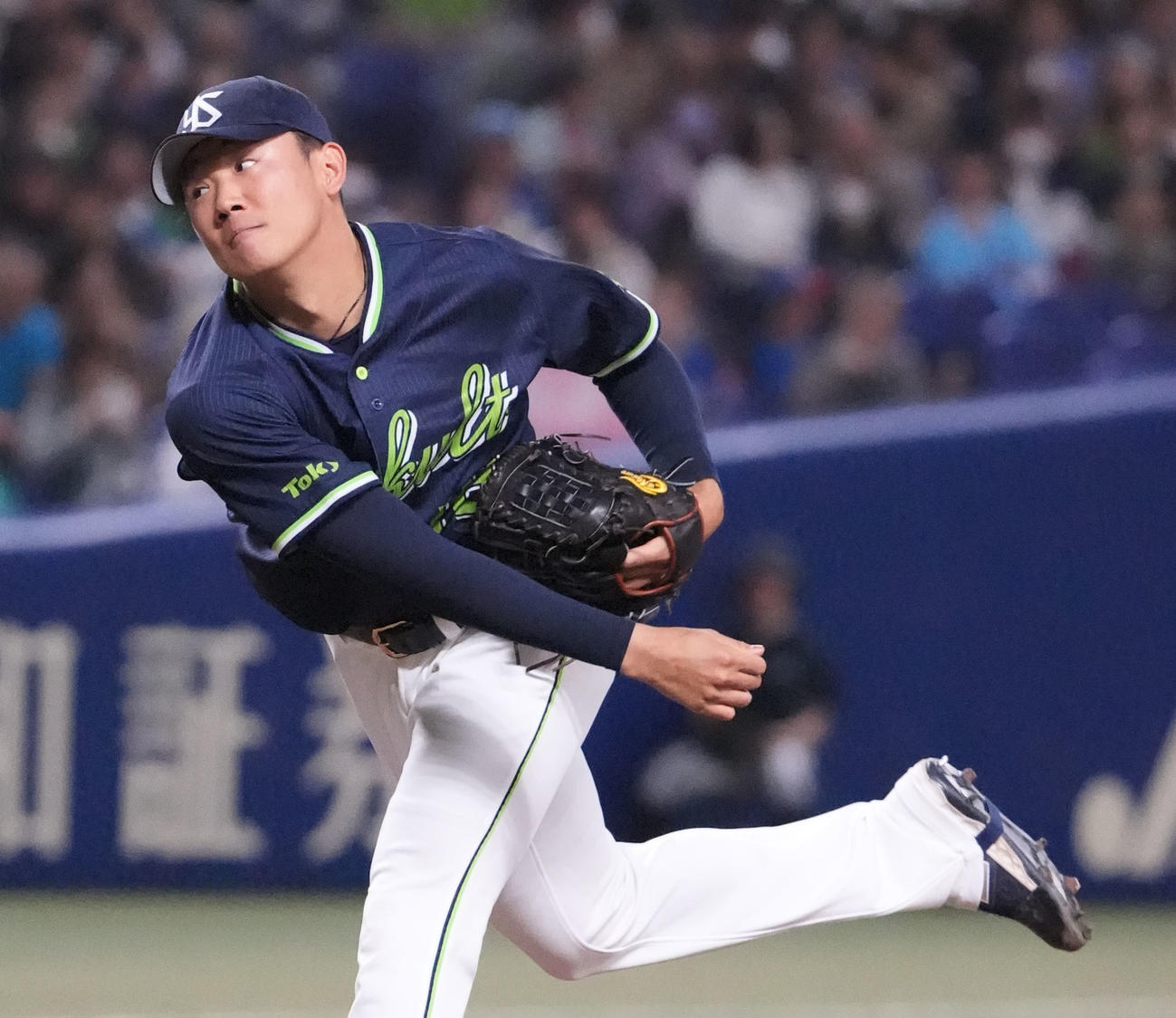 中日対ヤクルト　1回裏、登板するヤクルト先発の奥川（撮影・森本幸一）