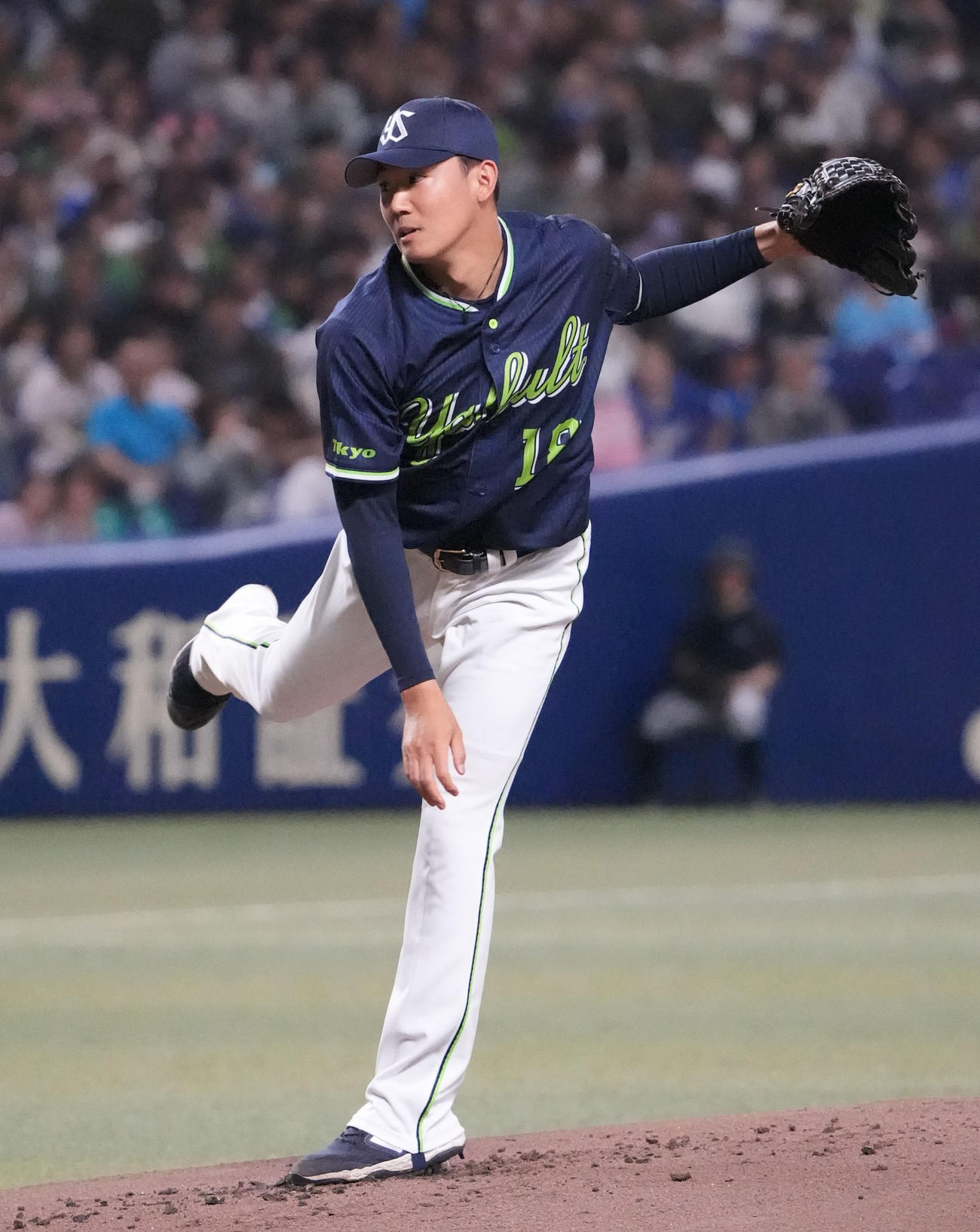 中日対ヤクルト　1回裏、登板するヤクルト先発の奥川（撮影・森本幸一）
