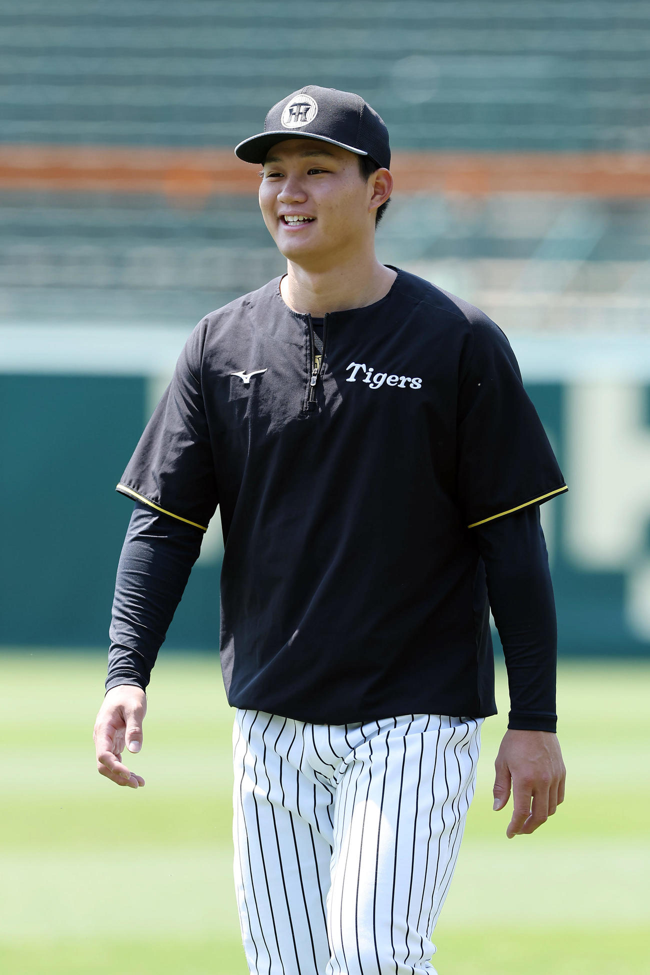 阪神対巨人　試合前練習で笑顔を見せる阪神森下（撮影・前田充）