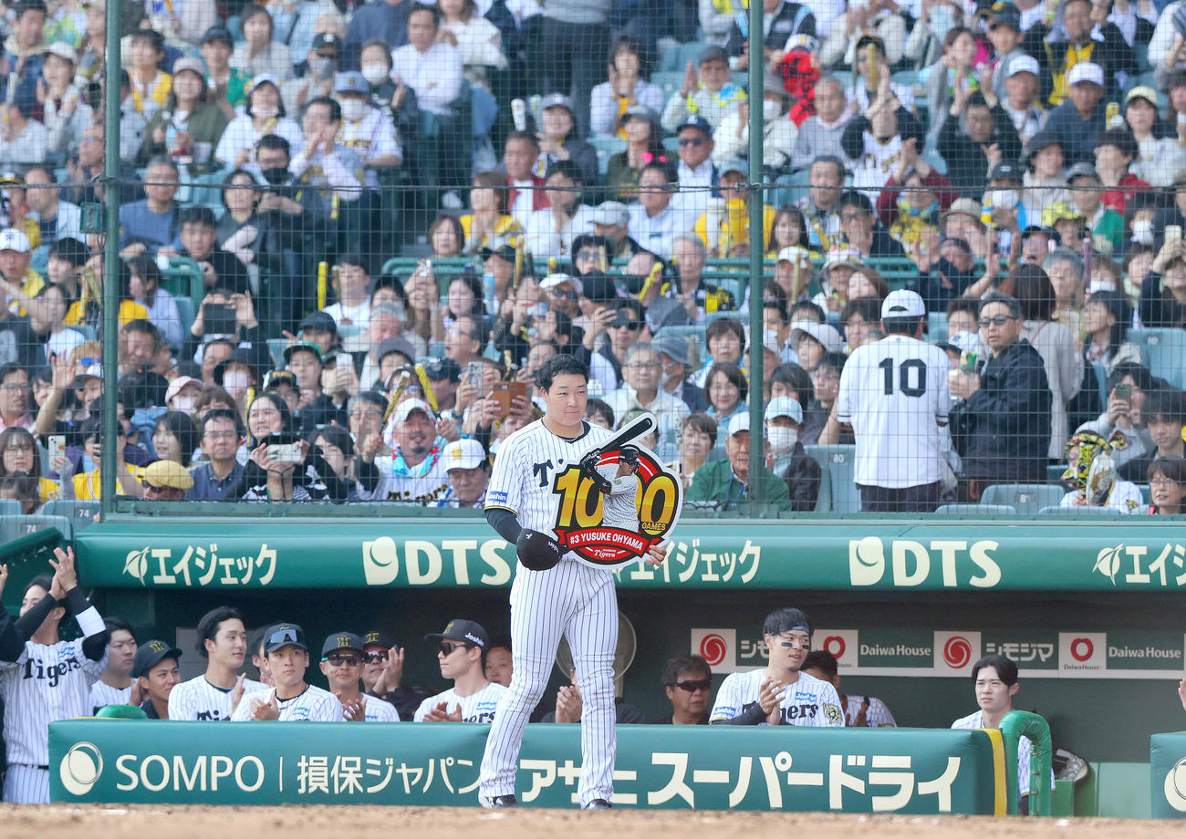 阪神対巨人　1000試合出場を達成した阪神大山悠輔（手前）を祝福する阪神ナインとスタンドのファンら（撮影・上山淳一）