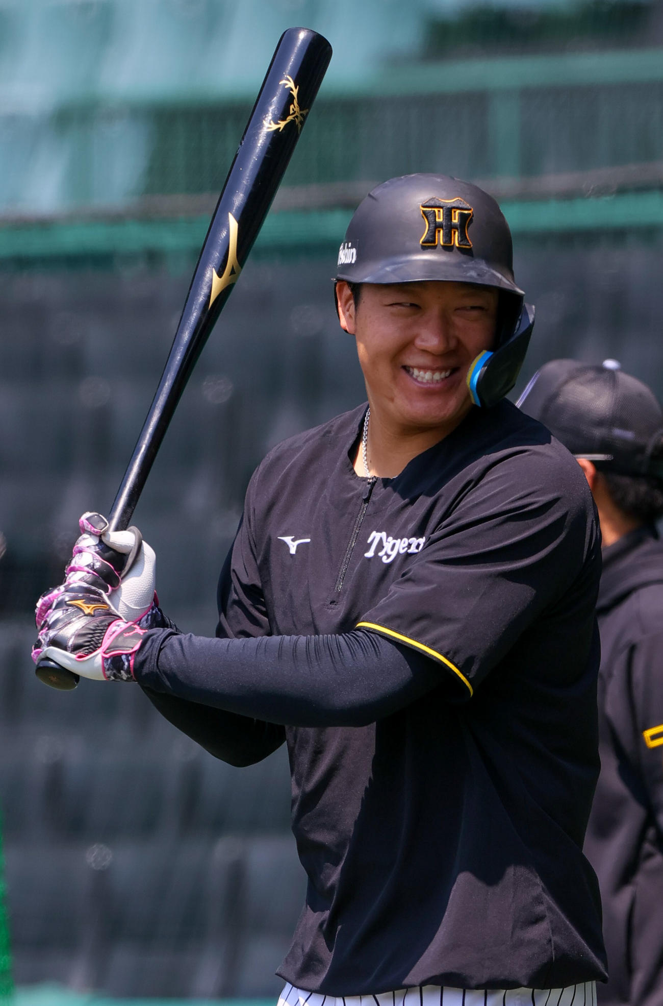 阪神対巨人　試合前の練習でリラックスした表情を見せる阪神大山（撮影・上山淳一）