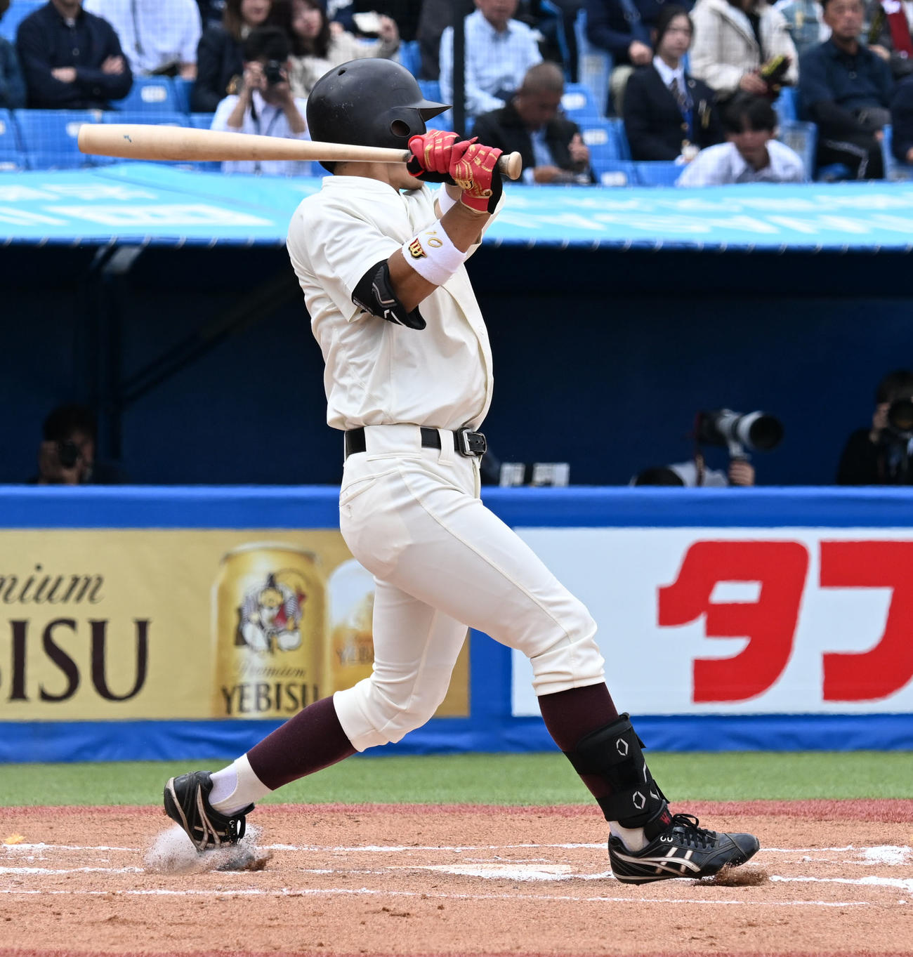 東京六大学野球　法大対早大　7回表早大1死一塁、小沢が左翼戦に適時二塁打を放つ（撮影・千葉一成）