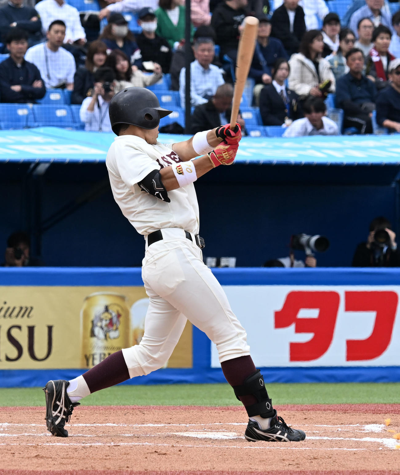 東京六大学野球　法大対早大　7回表早大1死一塁、小沢が左翼戦に適時二塁打を放つ（撮影・千葉一成）
