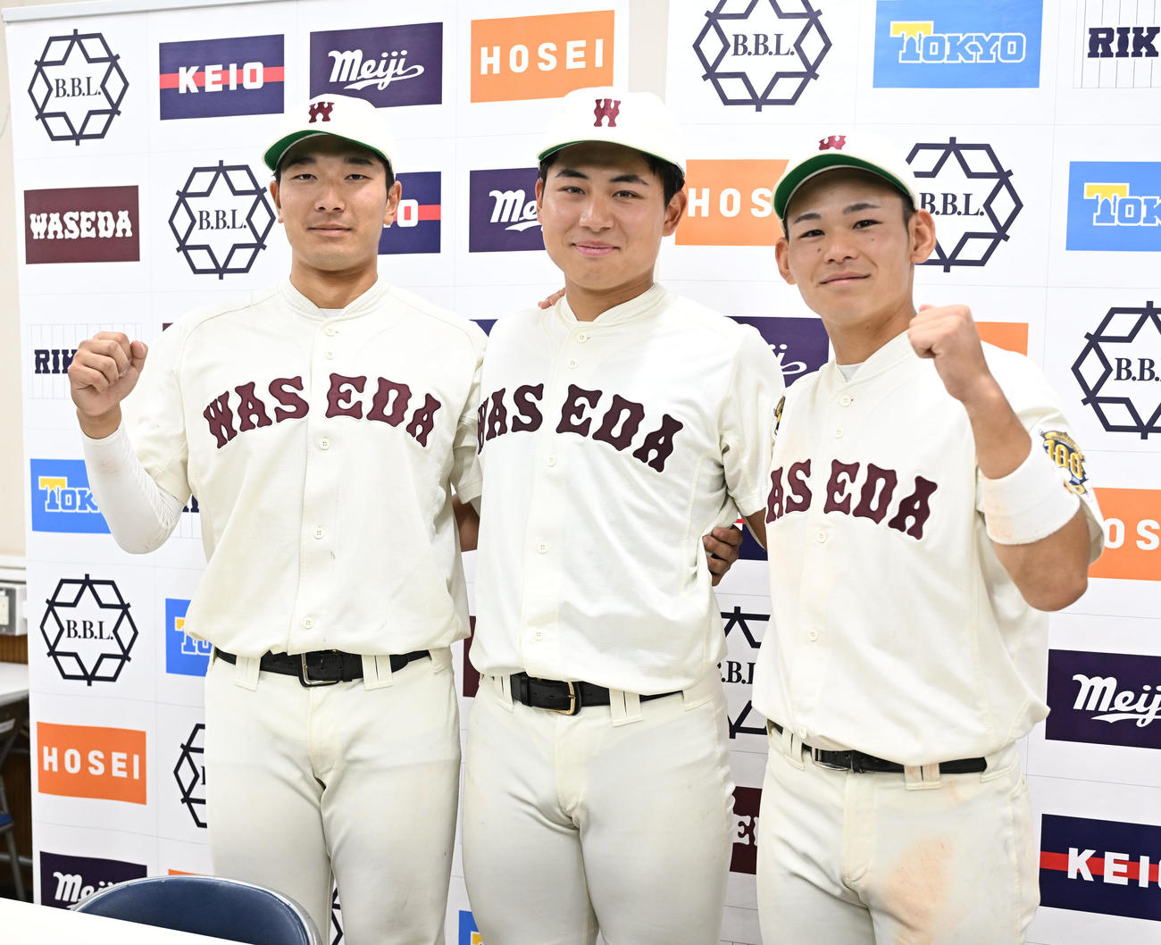 東京六大学野球　法大対早大　試合後の取材対応を終え、ポーズをとる、左から早大の■（■は徳の旧字体）丸、寺尾、小沢（撮影・千葉一成）