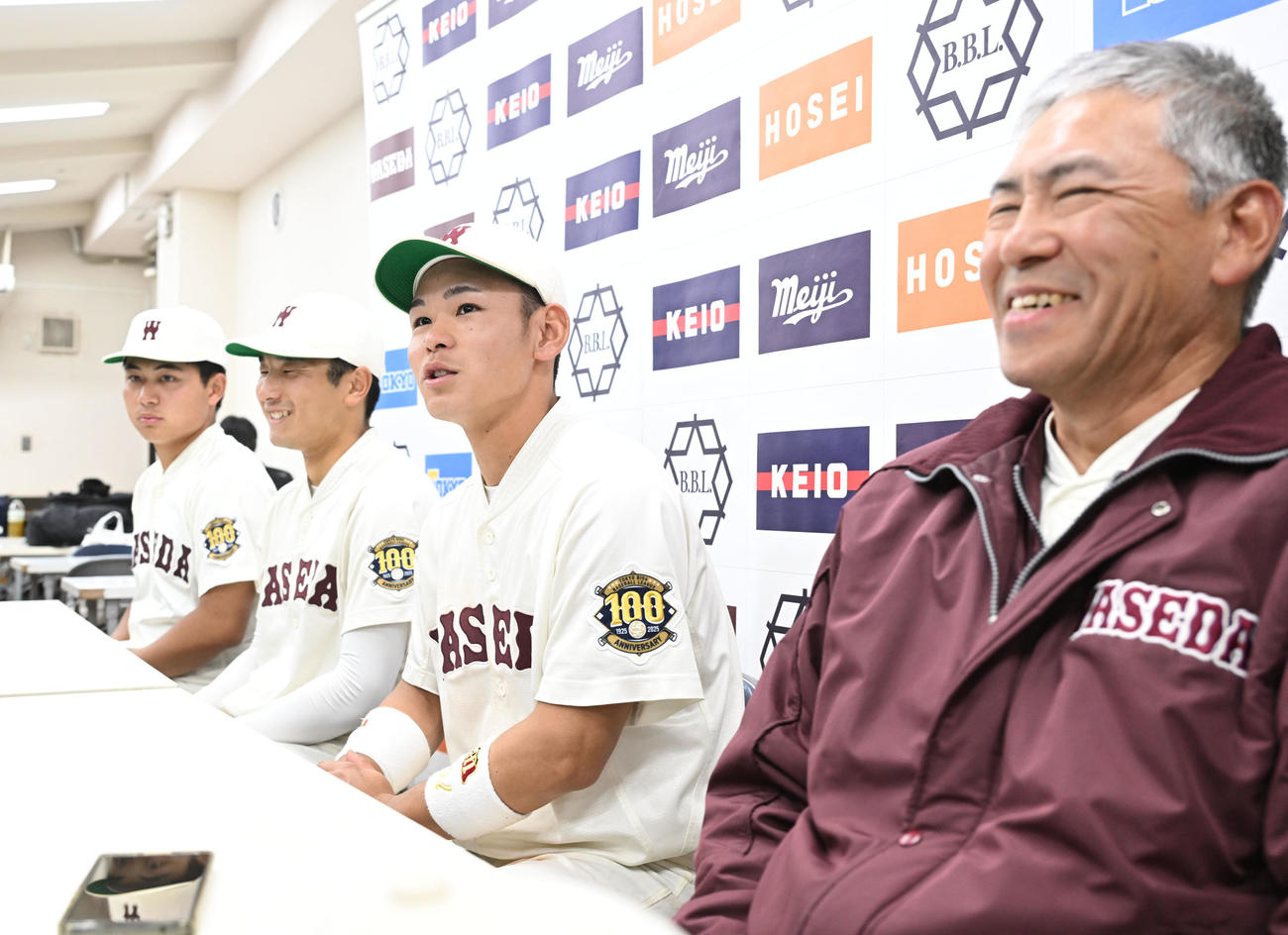 東京六大学野球　法大対早大　試合後、取材に応じる、右から早大の小宮山悟監督、小沢、寺尾、■（■は徳の旧字体）丸（撮影・千葉一成）