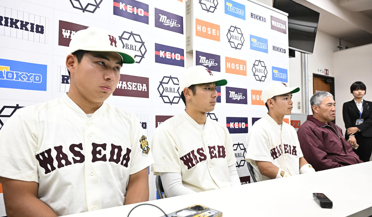 東京六大学野球　法大対早大　試合後、取材に応じる、左から早大の■（■は徳の旧字体）丸、寺尾、小沢、小宮山監督（撮影・千葉一成）