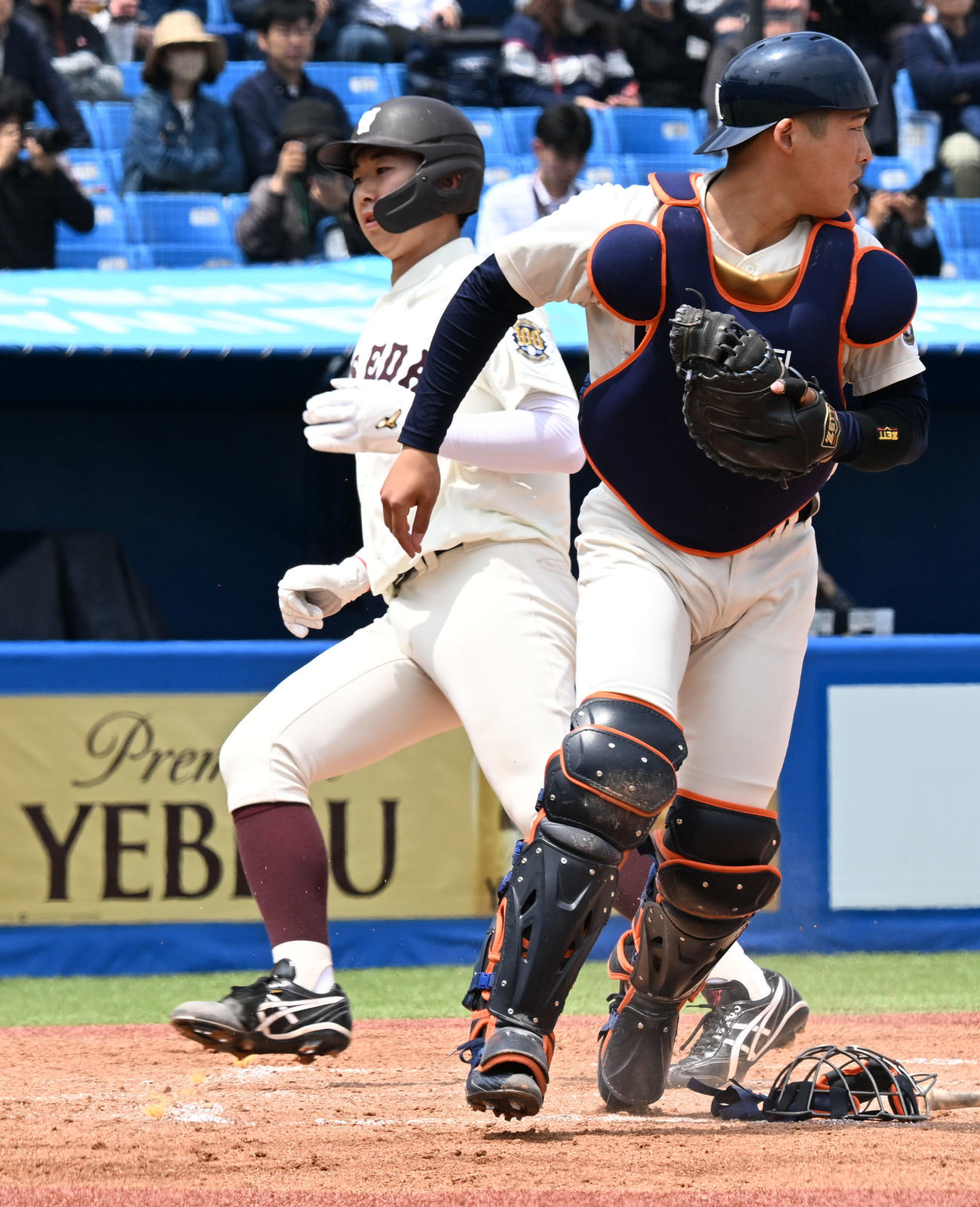 東京六大学野球　法大対早大　2回表早大1死満塁、小沢周平の一塁ゴロの間に生還する三走伊藤樹。捕手只石（撮影・千葉一成）