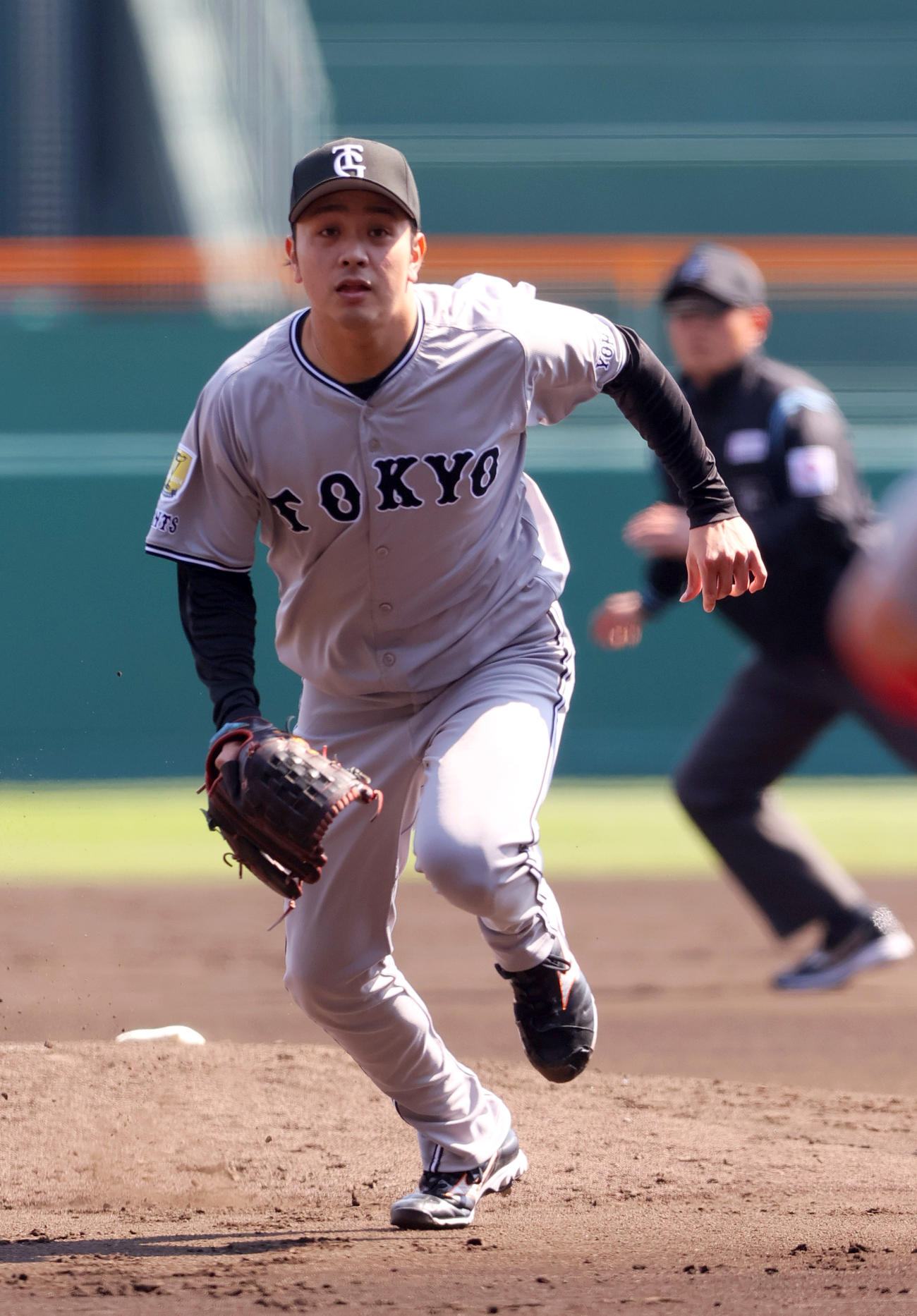 阪神対巨人　1回裏阪神無死一塁、石川は中野のバントで駆け出す（撮影・上山淳一）