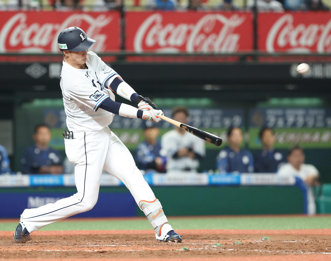 西武対オリックス　4回裏西武2死一、二塁、左越え先制3点本塁打を放つ長谷川（撮影・河田真司）