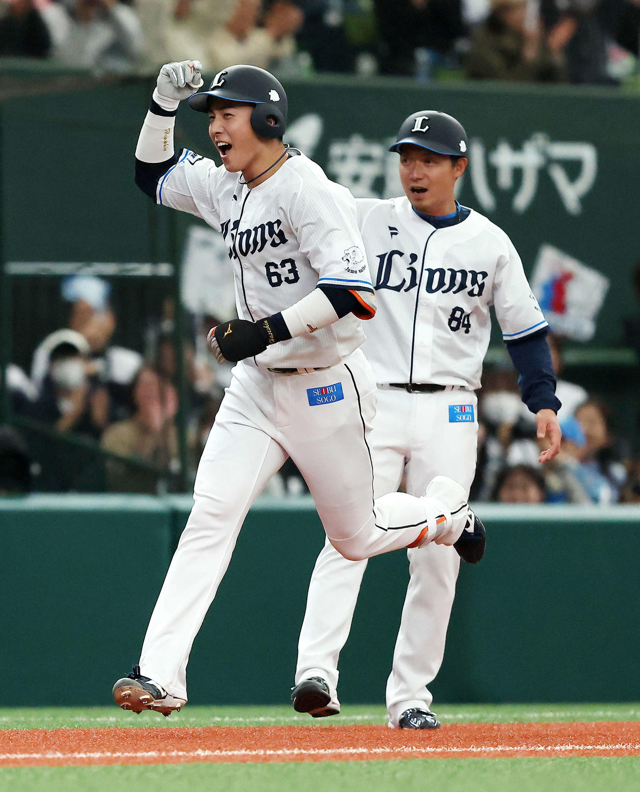 西武対オリックス　4回裏西武2死一、二塁、左越え先制3点本塁打を放ちダイヤモンドを回る長谷川（撮影・河田真司）