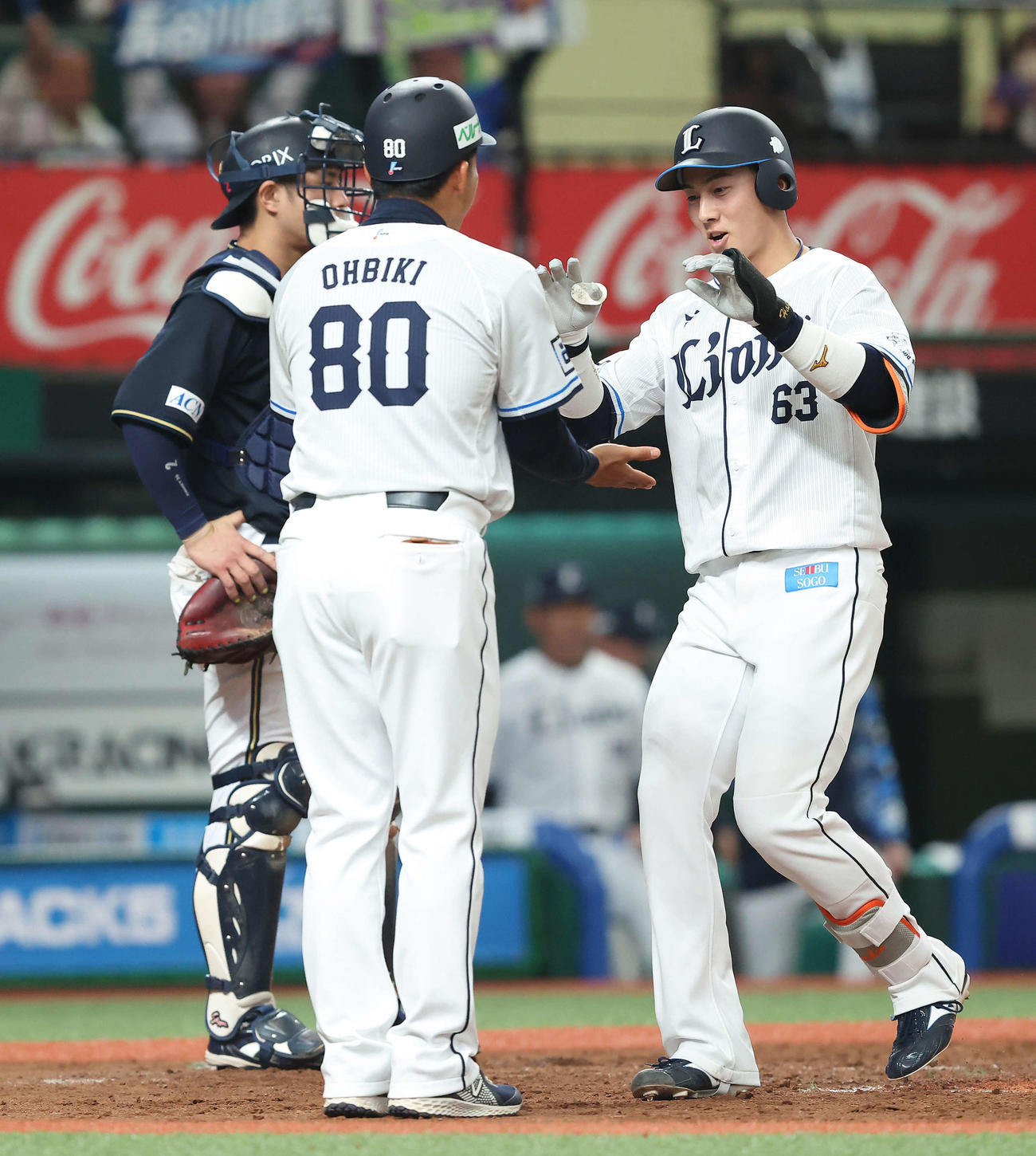 西武対オリックス　4回裏西武2死一、二塁、左越え先制3点本塁打で生還する長谷川（右）（撮影・河田真司）