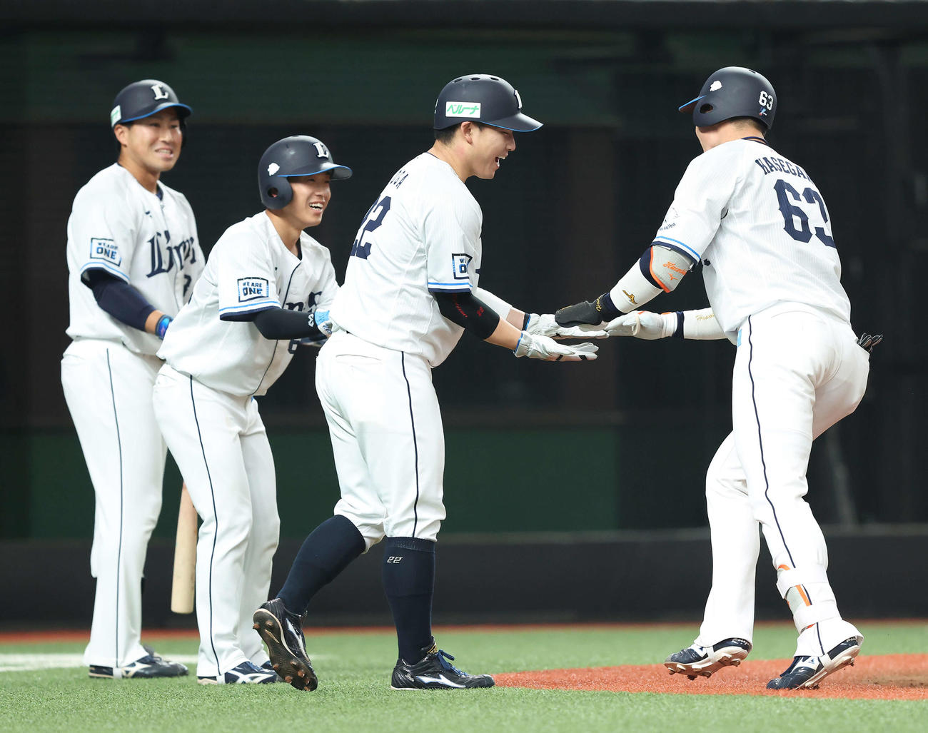 西武対オリックス　4回裏西武2死一、二塁、左越え先制3点本塁打で生還する長谷川（右）（撮影・河田真司）