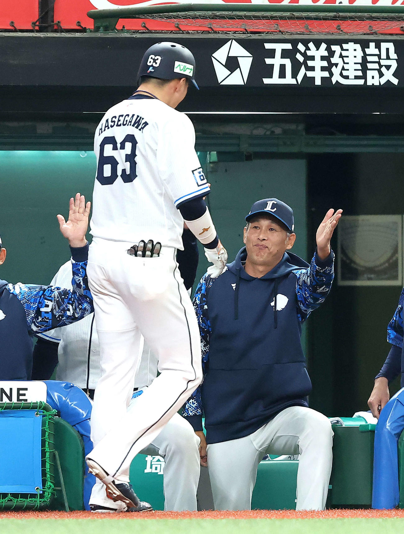 西武対オリックス　4回裏西武2死一、二塁、左越え先制3点本塁打で生還する長谷川（左）を迎える西口監督（撮影・河田真司）