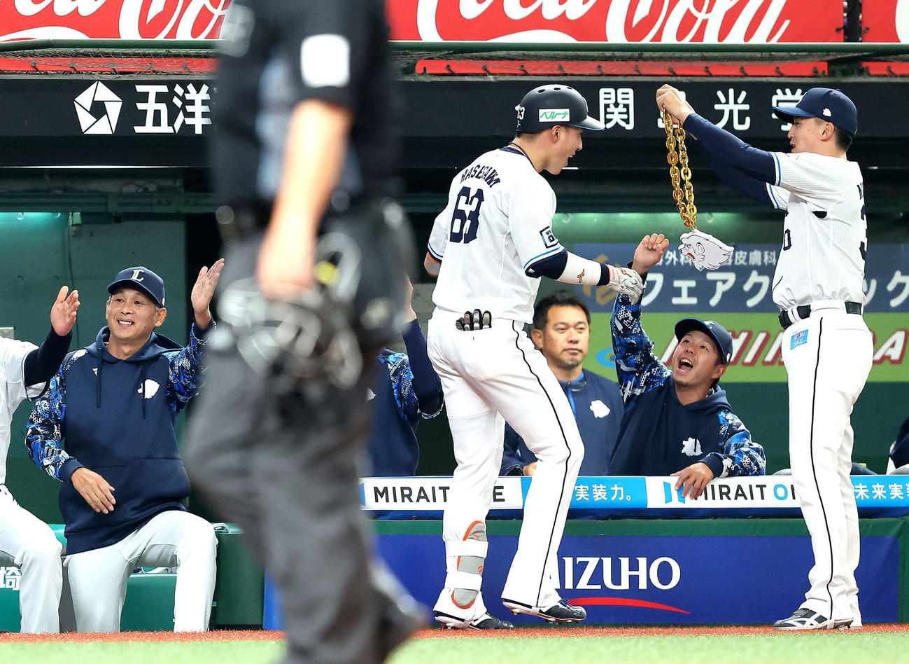 西武対オリックス　4回裏西武2死一、二塁、左越え先制3点本塁打で生還し、元山（右）らチームメートに迎えられる長谷川（中央）。左は西口監督（撮影・河田真司）