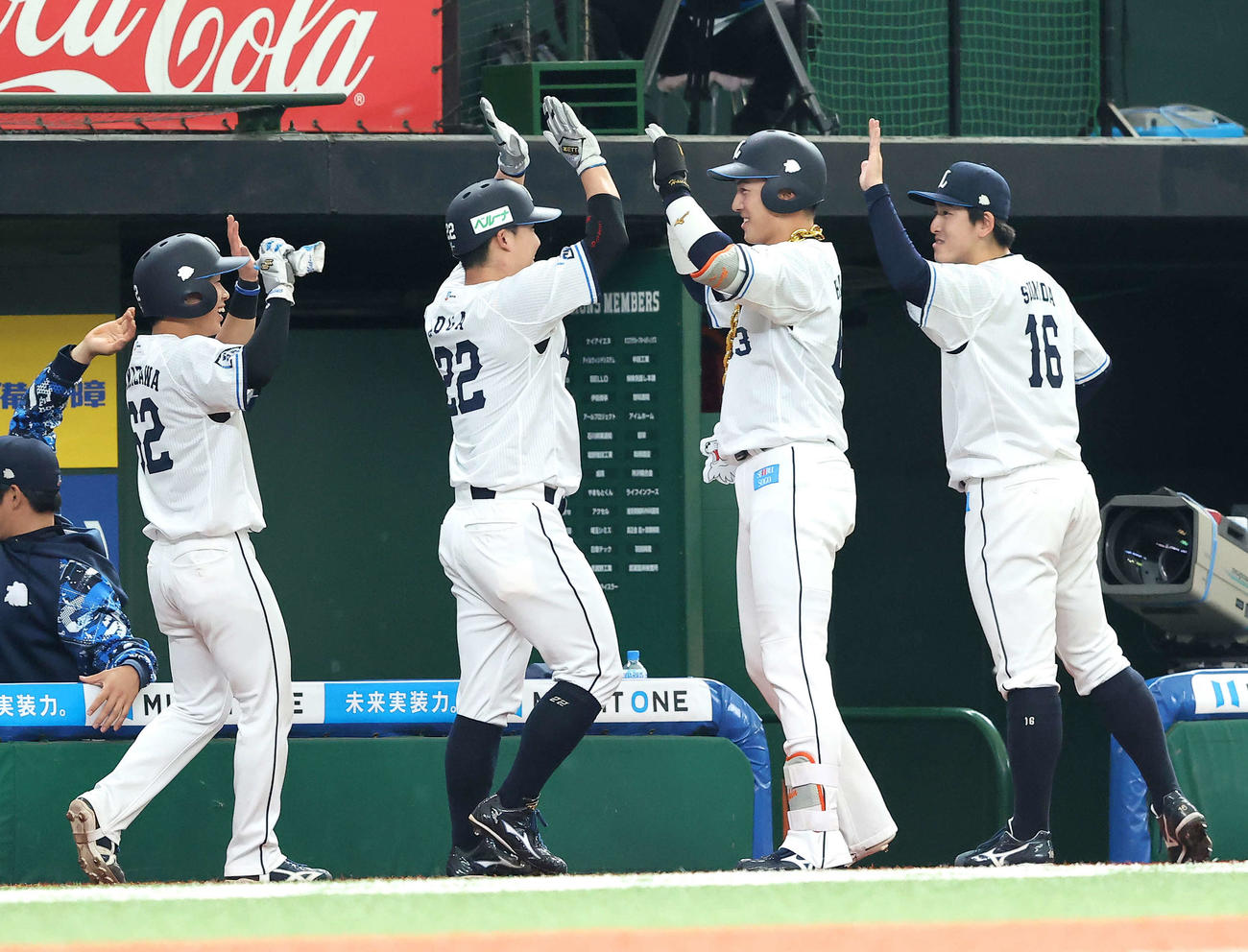 西武対オリックス　4回裏西武2死一、二塁、左越え先制3点本塁打で生還する長谷川（右から2人目）らナインを迎える隅田（撮影・河田真司）