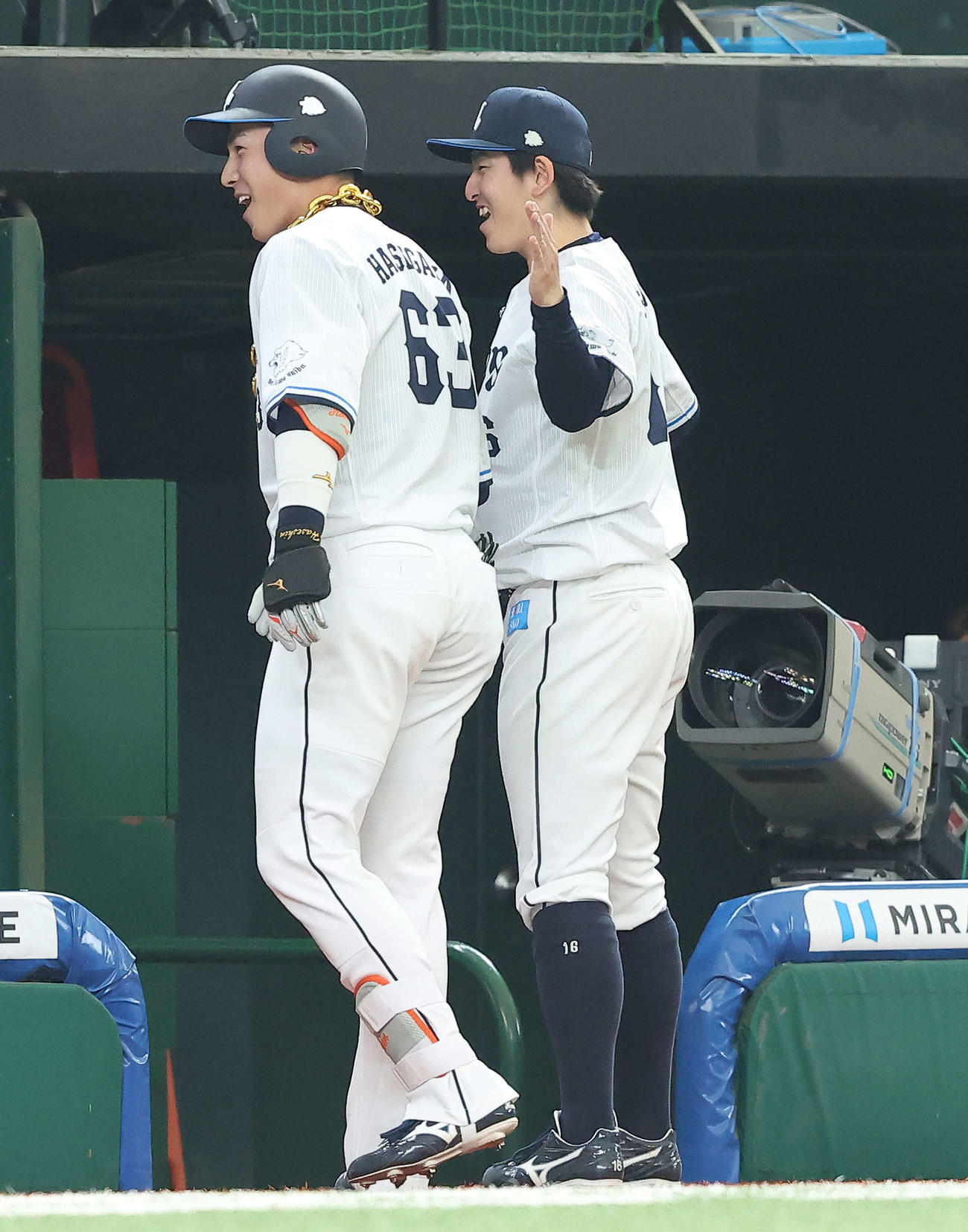 西武対オリックス　4回裏西武2死一、二塁、左越え先制3点本塁打で生還する長谷川（左）らナインを迎える隅田（撮影・河田真司）