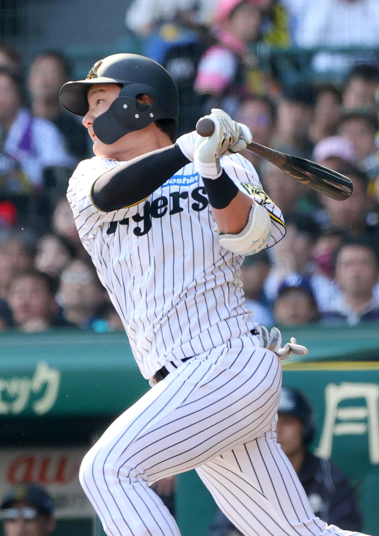 阪神対巨人　5回裏阪神2死二塁、代打渡辺は中前適時打を放つ（撮影・上山淳一）