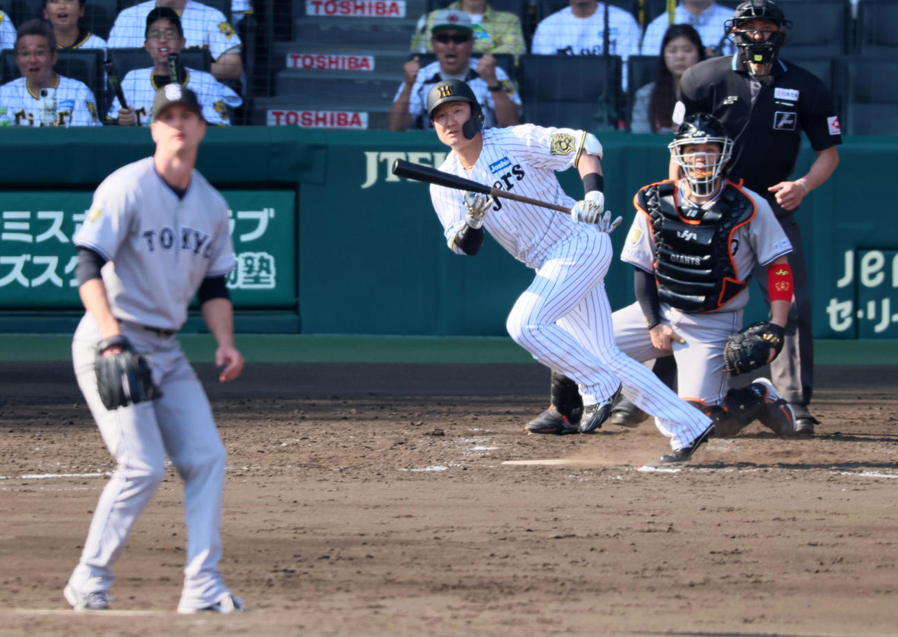 阪神対巨人　5回裏阪神2死二塁、代打渡辺は中前適時打を放ち同点とする。投手グリフィン（撮影・加藤哉）