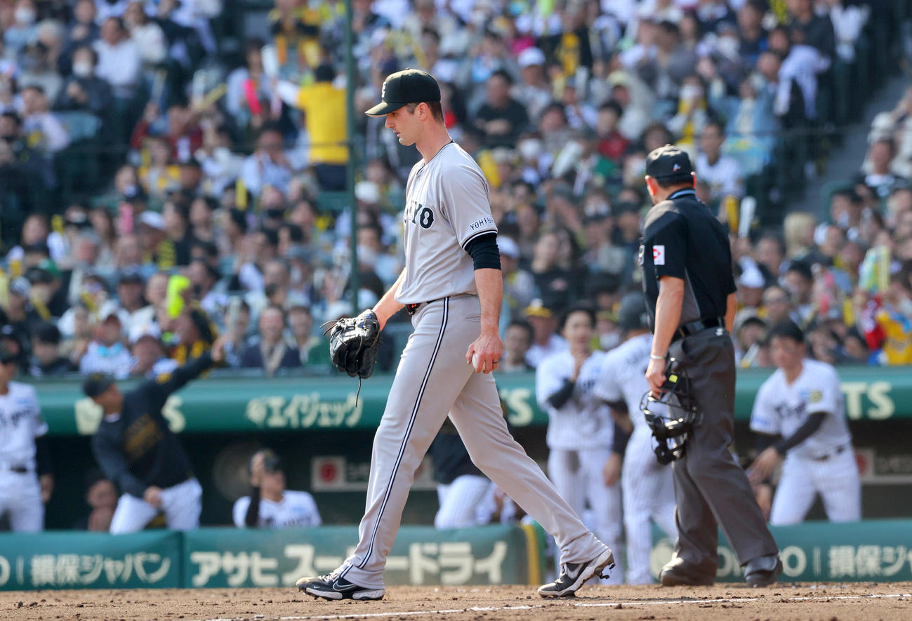 阪神対巨人　5回裏阪神2死二塁、グリフィンは代打渡辺に中前適時打を浴びる（撮影・上山淳一）