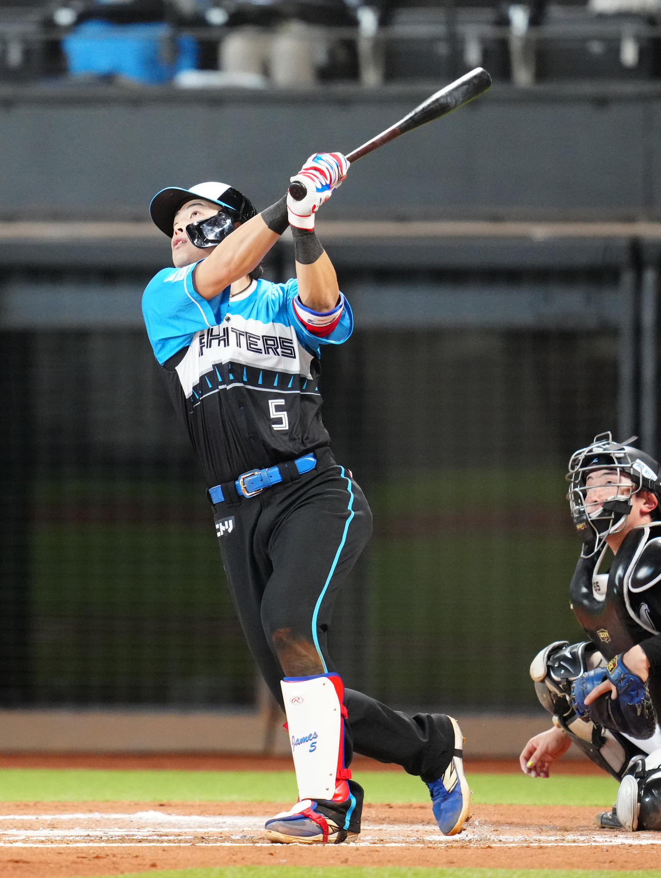 日本ハム対ロッテ　7回裏日本ハム無死、左越えソロ本塁打を放つ野村（撮影・江口和貴）