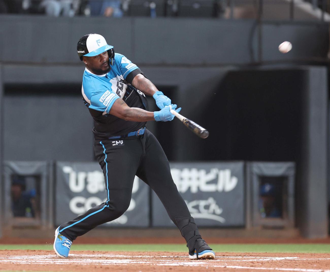 日本ハム対ロッテ　7回裏日本ハム2死、右越え本塁打を放つレイエス（撮影・黒川智章）