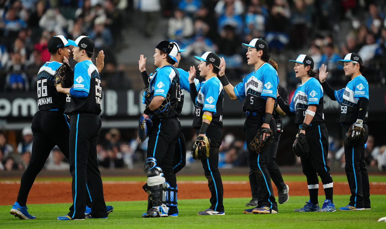日本ハム対ロッテ　ロッテに勝利しタッチを交わす野村（右から3人目）ら日本ハムの選手たち（撮影・江口和貴）