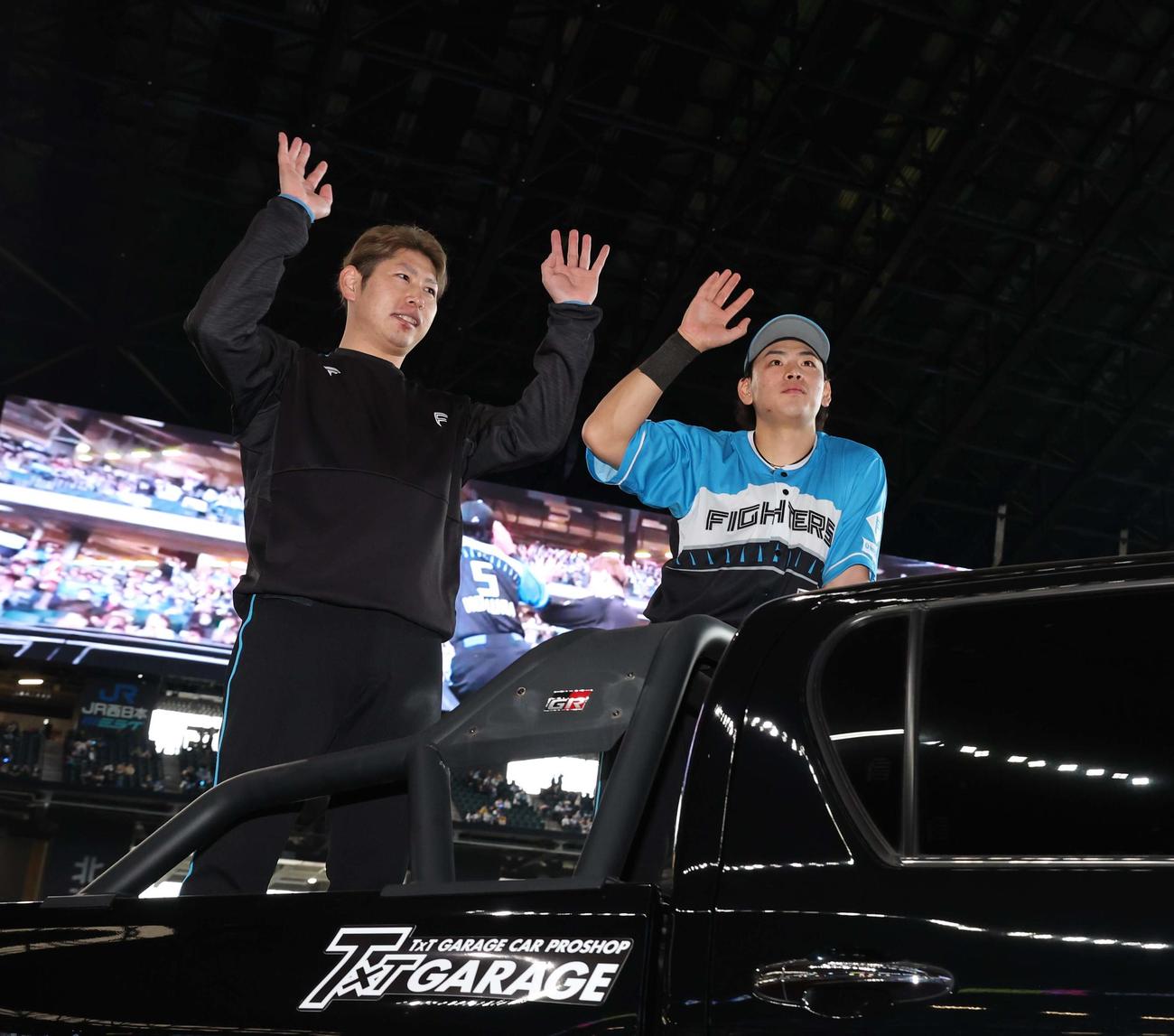 日本ハム対ロッテ　試合後、スタンドに手を振る加藤貴（左）と野村（撮影・黒川智章）