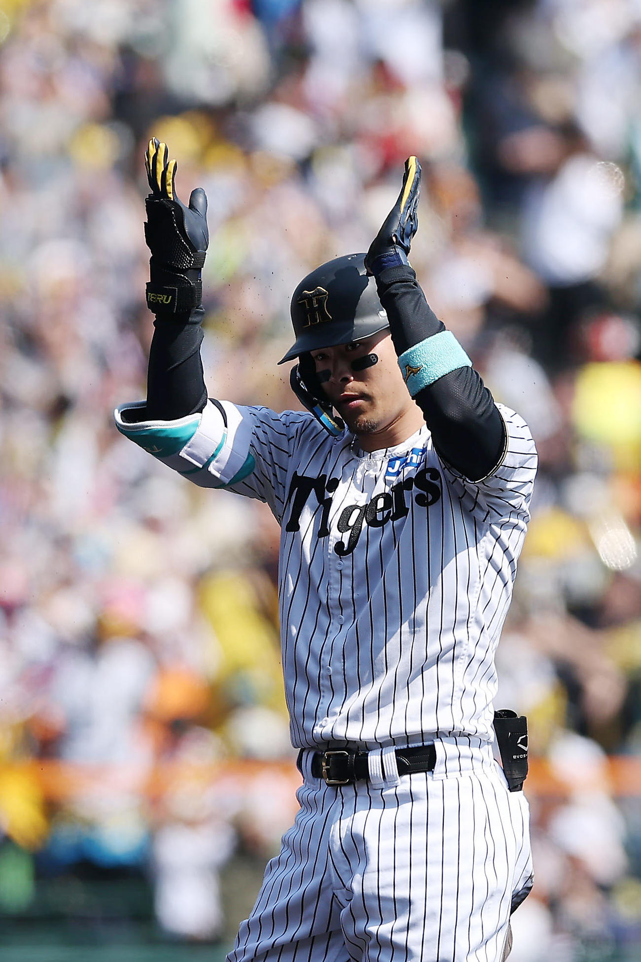 阪神対巨人　1回裏阪神2死二塁、右中間へ同点適時二塁打を放った佐藤輝（撮影・前田充）