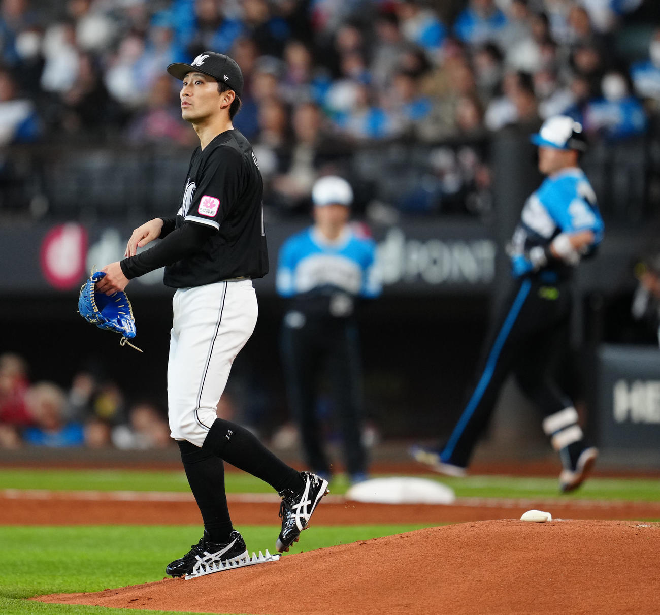 日本ハム対ロッテ　1回裏日本ハム無死、清宮幸（後方右）を左飛に仕留めた小島（撮影・江口和貴）