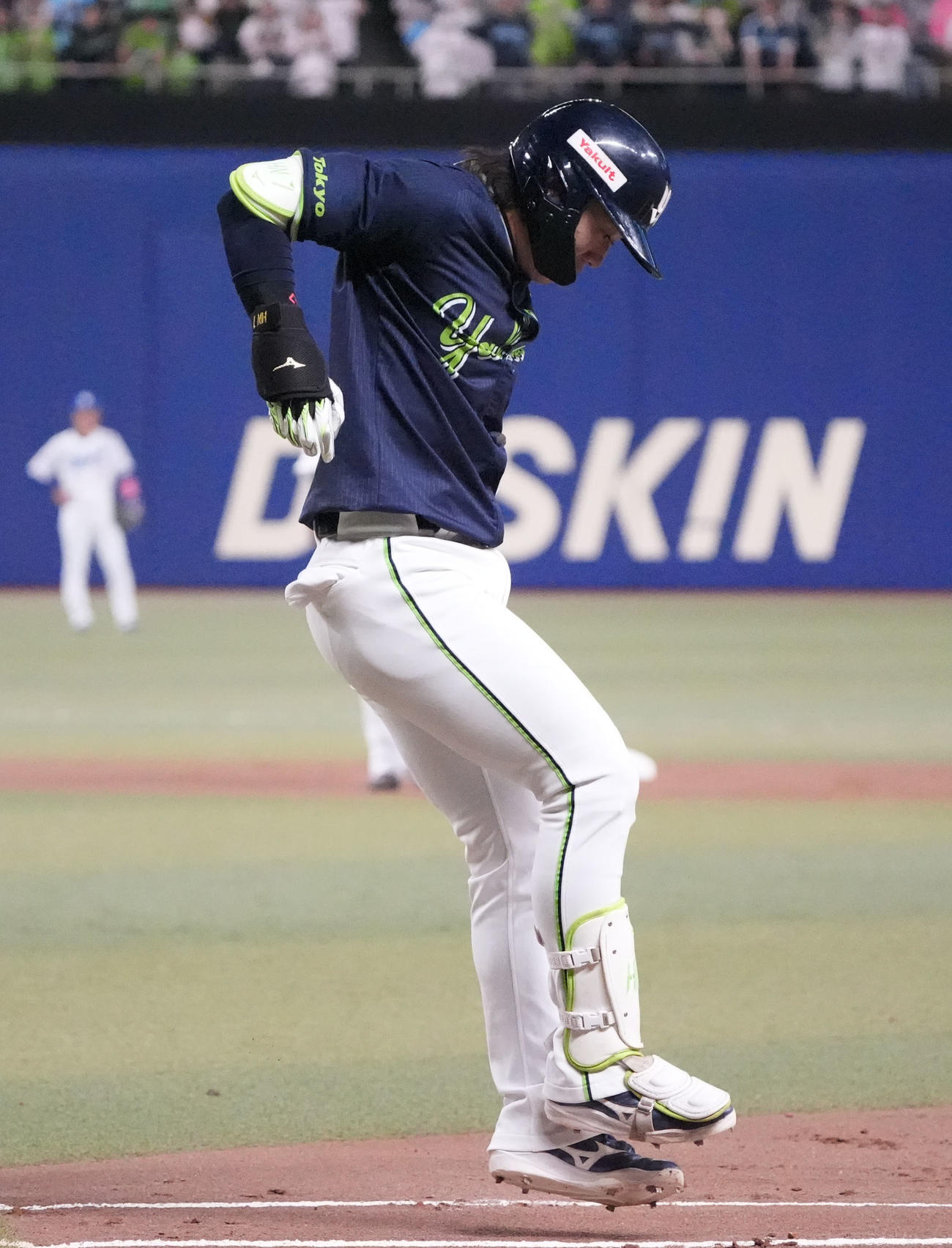 中日対ヤクルト　2回表ヤクルト無死、遊ゴロで一塁へ向かう途中足を痛める長岡（撮影・森本幸一）