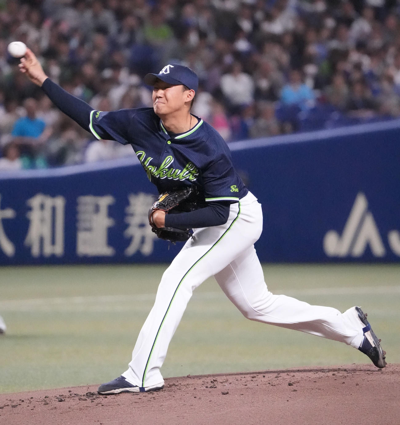 中日対ヤクルト　1回裏、登板するヤクルト先発の奥川（撮影・森本幸一）