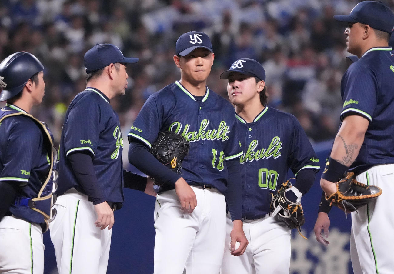中日対ヤクルト　2回裏中日無死一、三塁、マウンド上の奥川（中央）のもとに集まるヤクルトナイン（撮影・森本幸一）