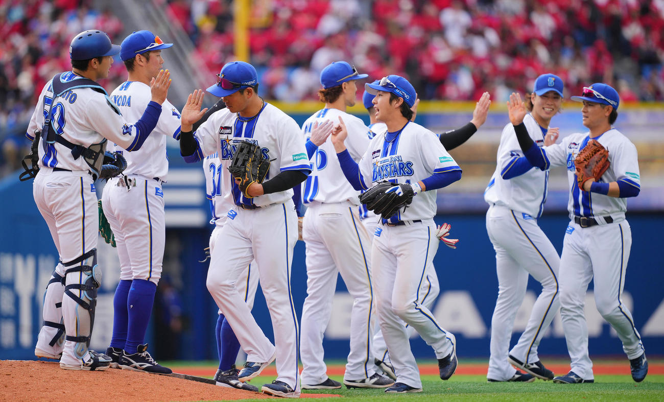 DeNA対広島　広島に連勝しタッチを交わすDeNAナイン（撮影・垰建太）