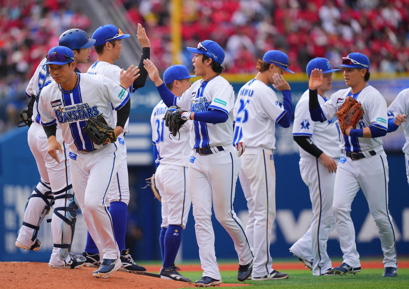 DeNA対広島　広島に連勝しタッチを交わすDeNAナイン（撮影・垰建太）