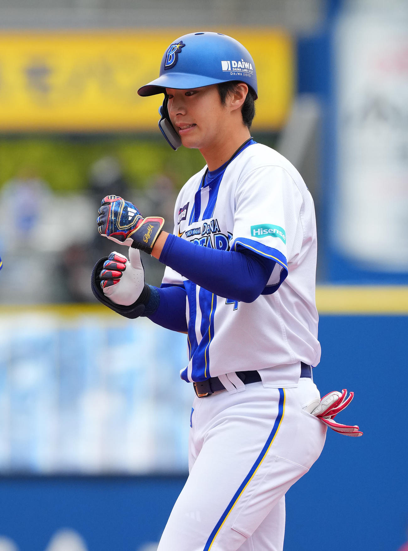 DeNA対広島　1回裏DeNA2死、投手強襲の内野安打を放ちグータッチを交わす度会（撮影・垰建太）