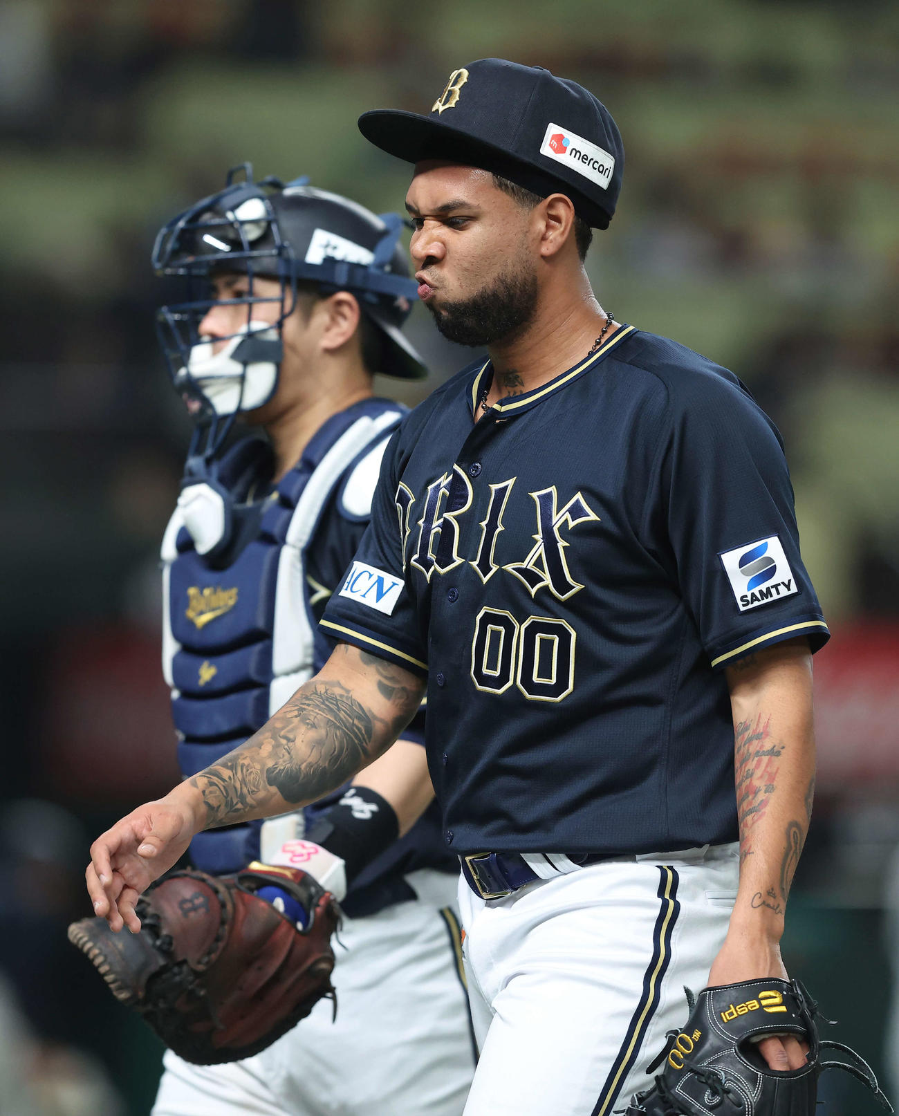 西武対オリックス　2回裏を抑えベンチに戻るエスピノーザ（手前）と若月（撮影・河田真司）