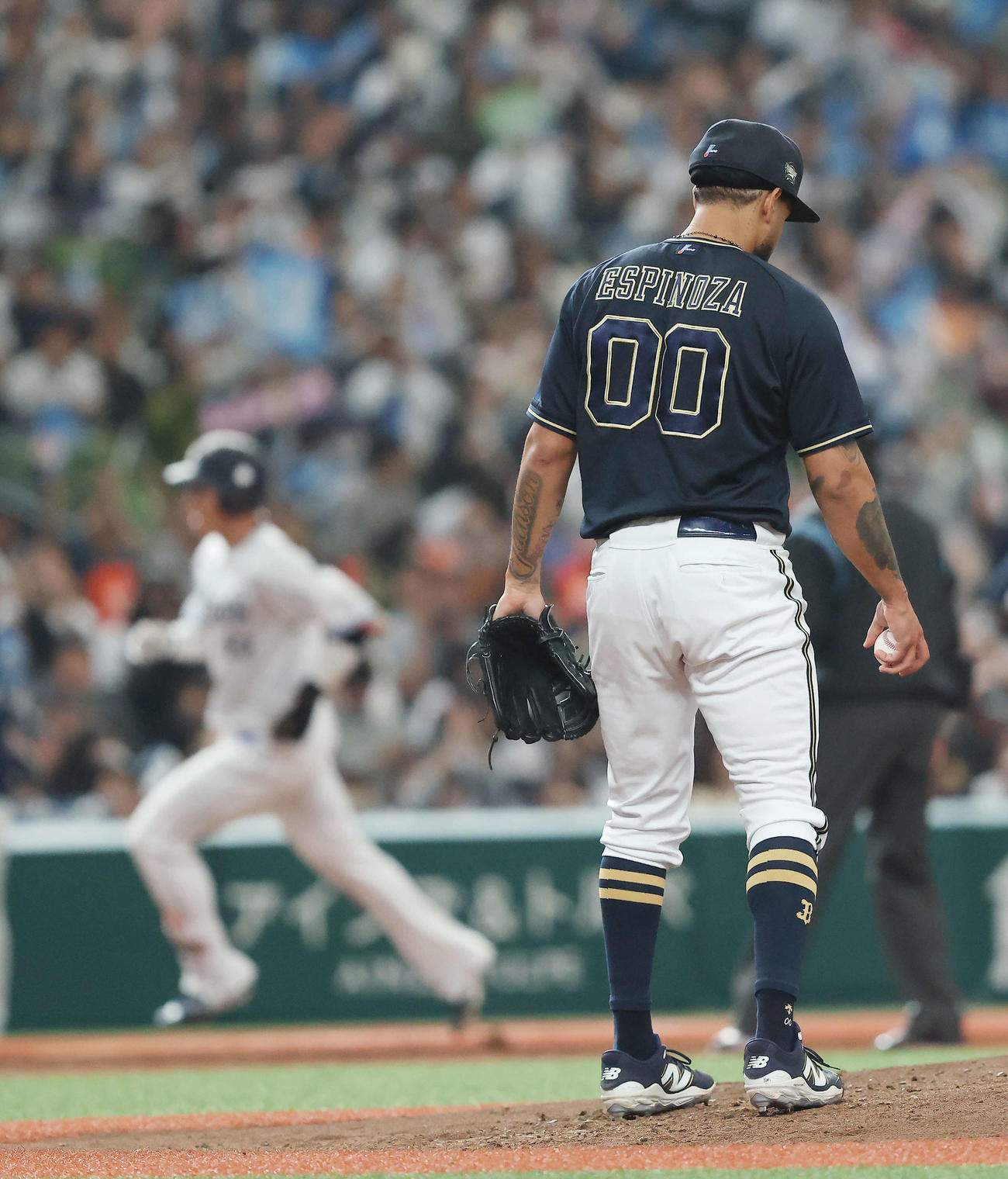 西武対オリックス　4回裏西武2死一、二塁、長谷川に左越え先制3点本塁打を浴びるエスピノーザ（撮影・河田真司）