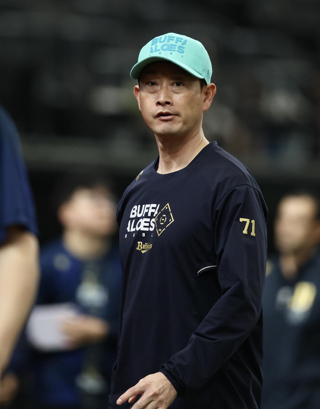 西武対オリックス　試合前、練習を終え移動するオリックス岸田監督（撮影・河田真司）