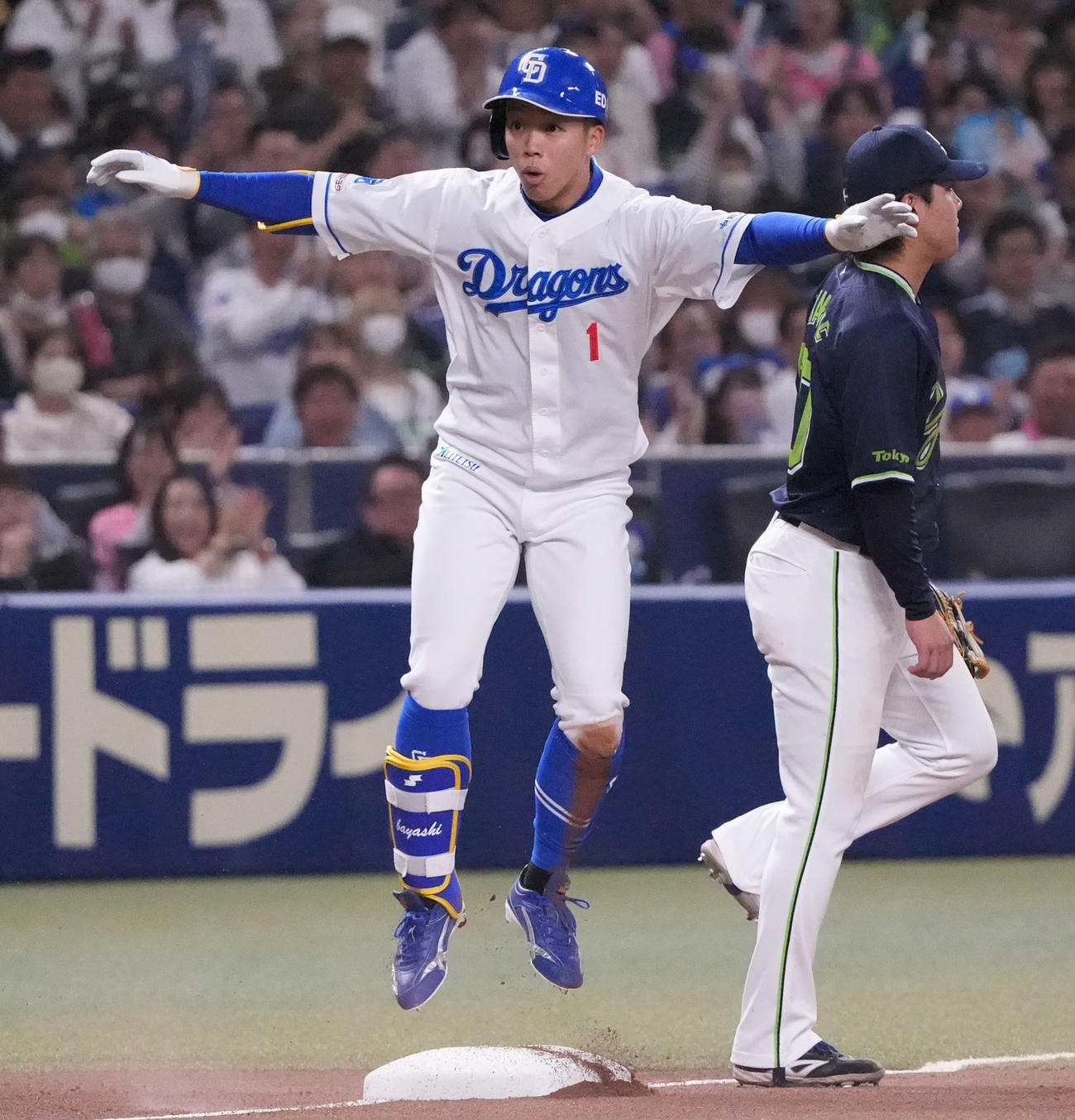 中日対ヤクルト　1回裏中日無死、左中間へ二塁打を放ち相手守備が乱れる間に三塁へ進む岡林（撮影・森本幸一）