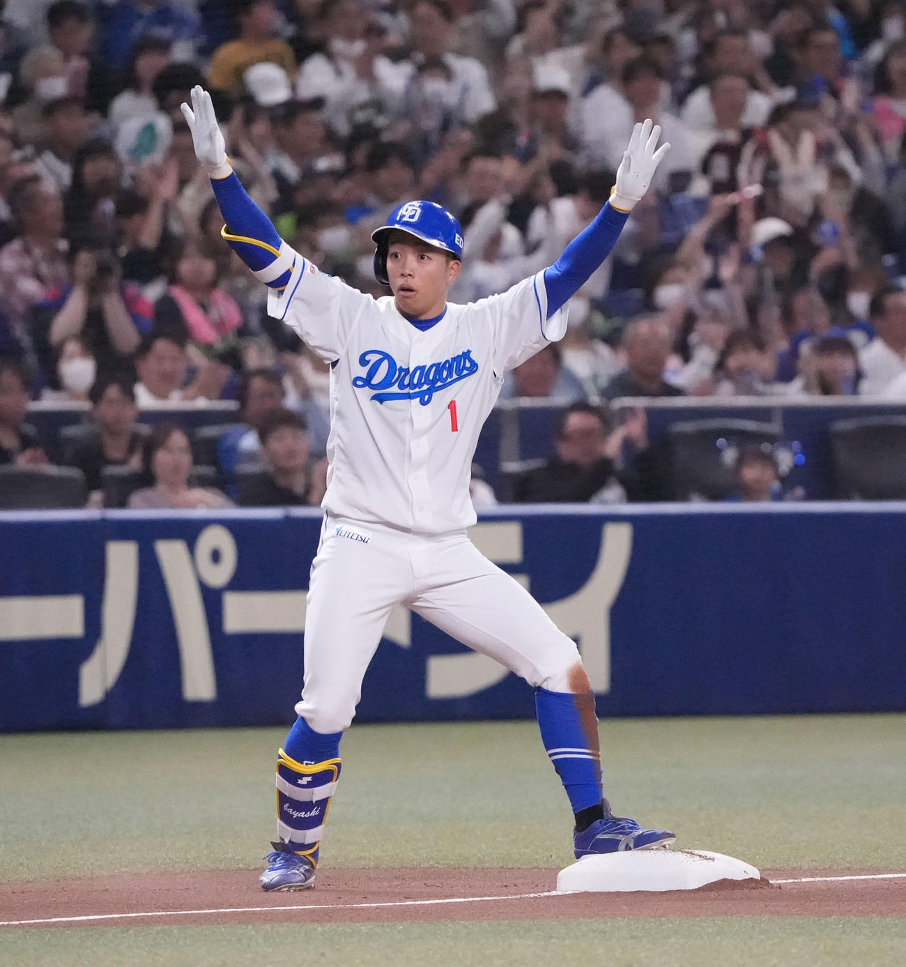 中日対ヤクルト　1回裏中日無死、左中間へ二塁打を放ち相手守備が乱れる間に三塁へ進む岡林（撮影・森本幸一）