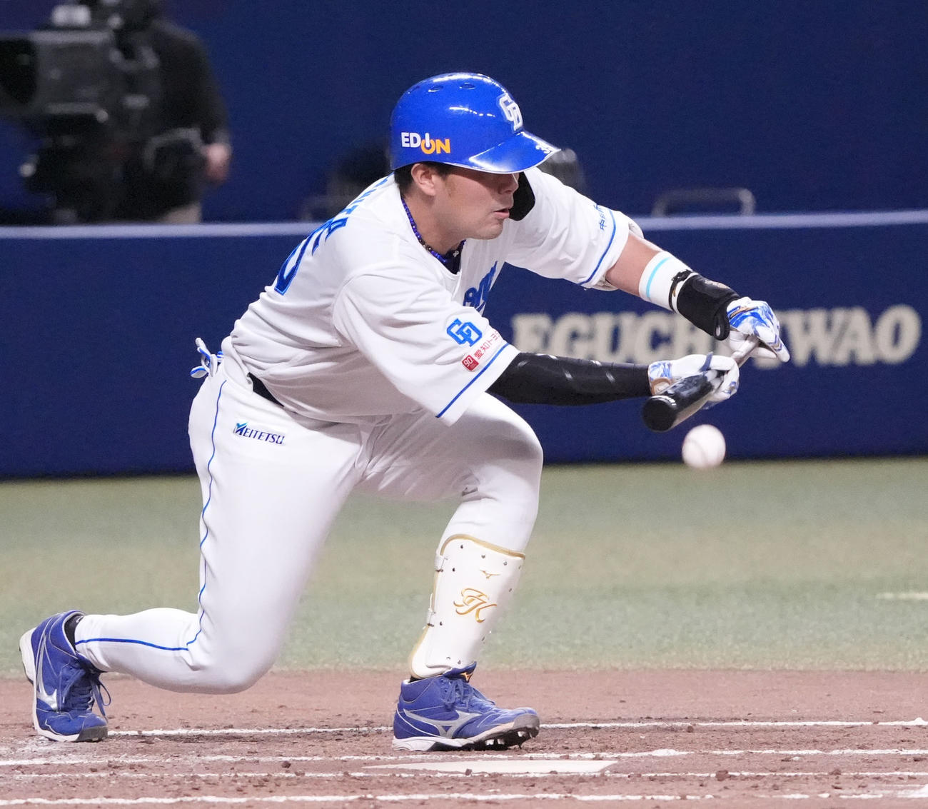 中日対ヤクルト　2回裏中日無死一、三塁、スクイズを決める木下（撮影・森本幸一）