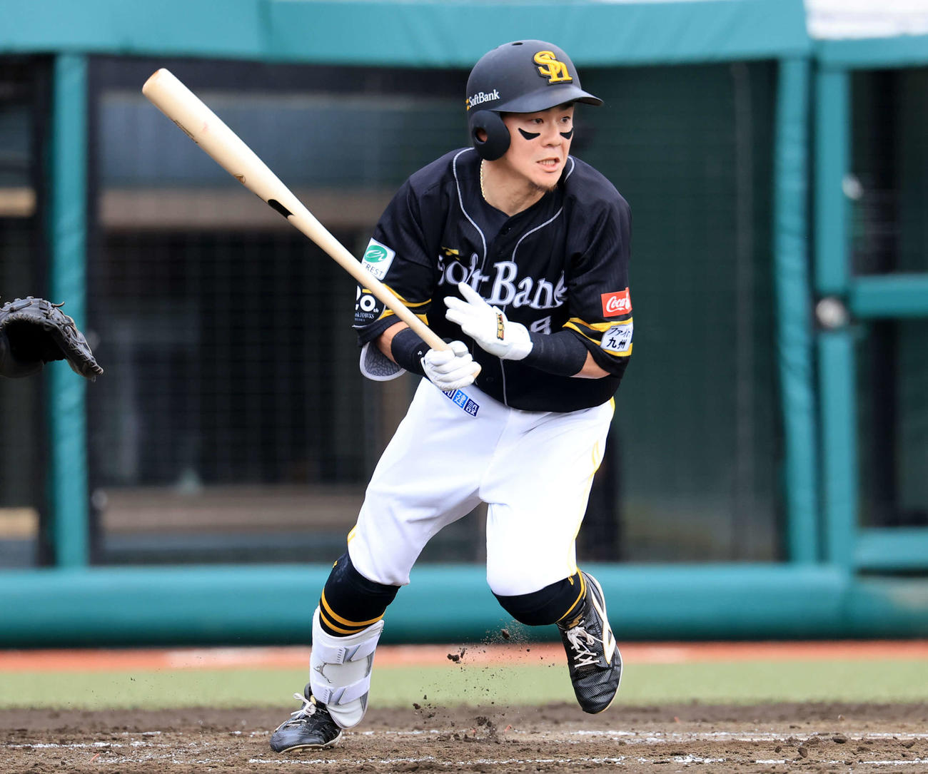 楽天対ソフトバンク　3回表ソフトバンク1死、牧原大は一塁内野安打を放つ（撮影・浅見桂子）