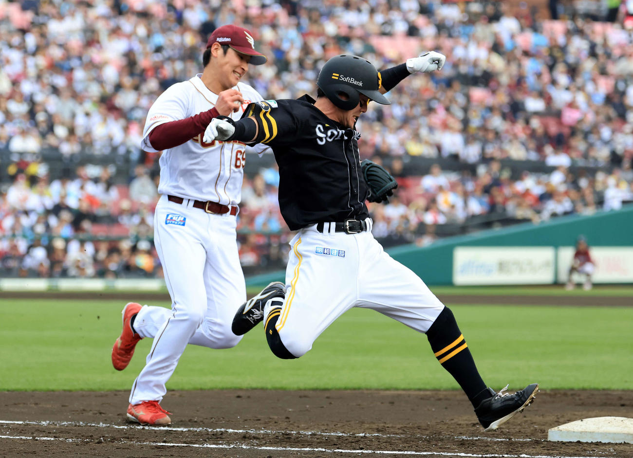 楽天対ソフトバンク　3回表ソフトバンク1死、牧原大は一塁内野安打を放ち一塁に激走する。投手内（撮影・浅見桂子）