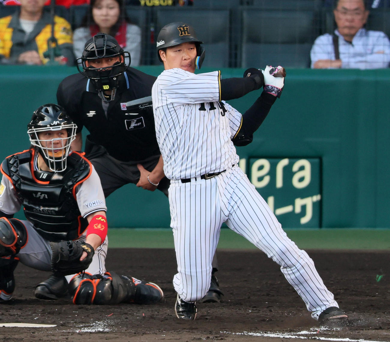 阪神対巨人　8回裏阪神1死一、二塁、大山は左越え適時二塁打を放つ。投手田中瑛（撮影・加藤哉）