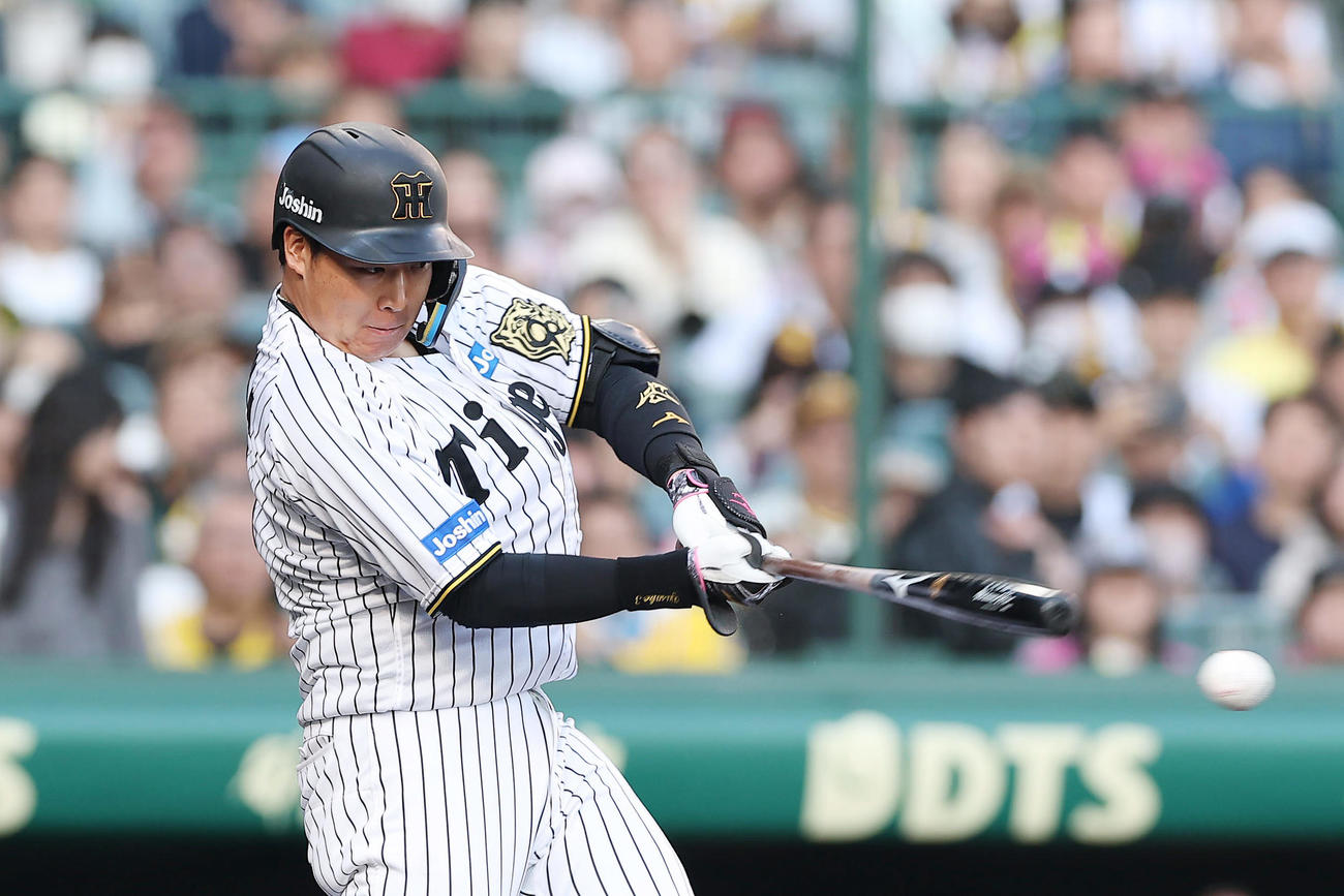 阪神対巨人　8回裏阪神1死一、二塁、左翼線へ勝ち越し適時二塁打を放つ大山（撮影・前田充）