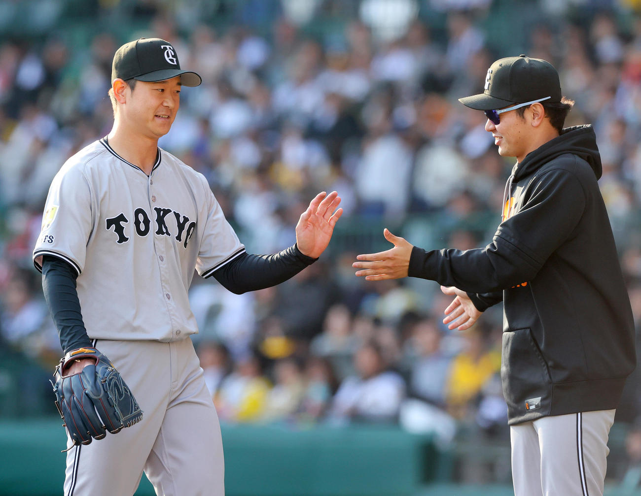 阪神対巨人　7回裏に登板した中川（左）は無失点に終え仲間の出迎えに笑顔を見せる（撮影・上山淳一）