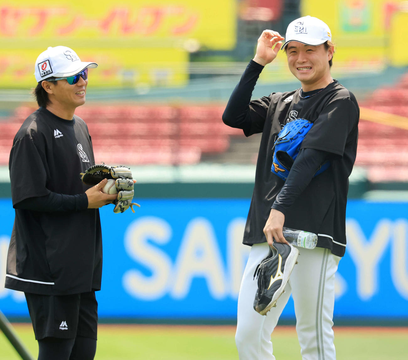 楽天対ソフトバンク　練習中、リラックスした笑顔を見せるソフトバンク前田純（撮影・浅見桂子）